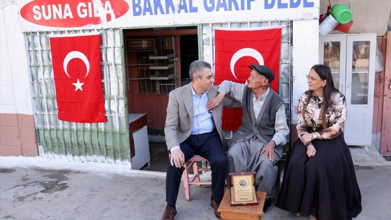 Mersin Valisi Atilla Toros, 50 Yıllık Bakkal Esnafına Ahilik Haftası'nda Plaket Verdi