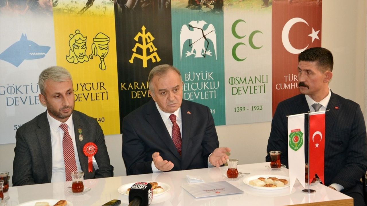 MHP Grup Başkanvekili Erkan Akçay Manisa'da şehit yakınları ve esnaf temsilcileriyle görüştü