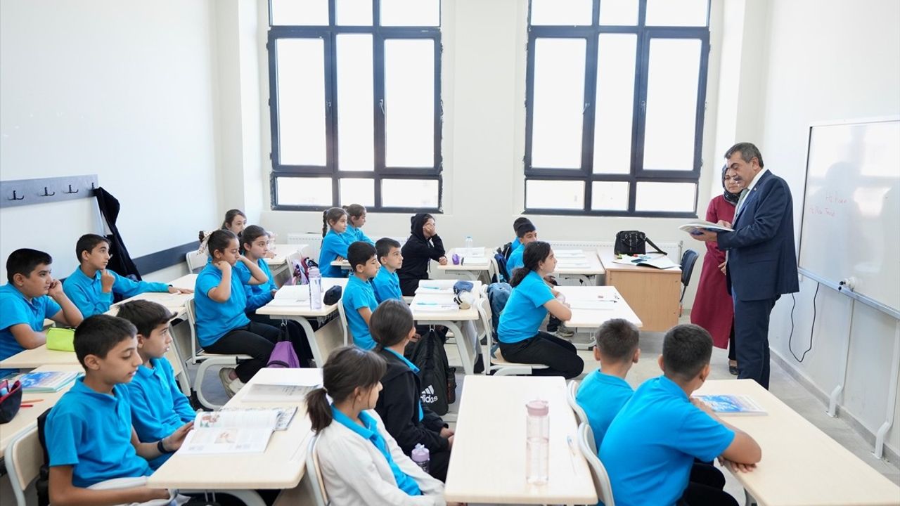 Milli Eğitim Bakanı Yusuf Tekin, Adıyaman Besni'de Sugözü İlkokulu ve Ortaokulu'nu Sürpriz Ziyaretle Denetledi