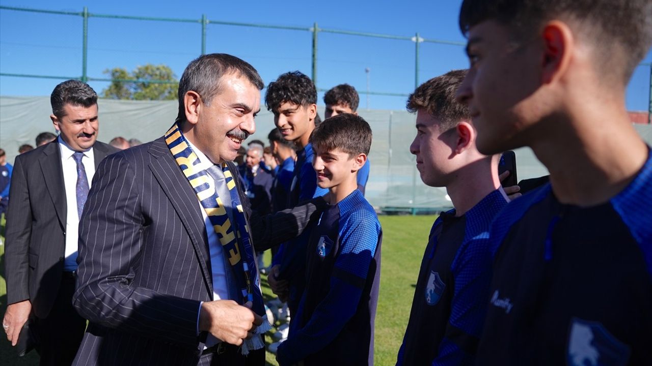 Milli Eğitim Bakanı Yusuf Tekin Erzurumspor FK Tesislerini Ziyaret Etti