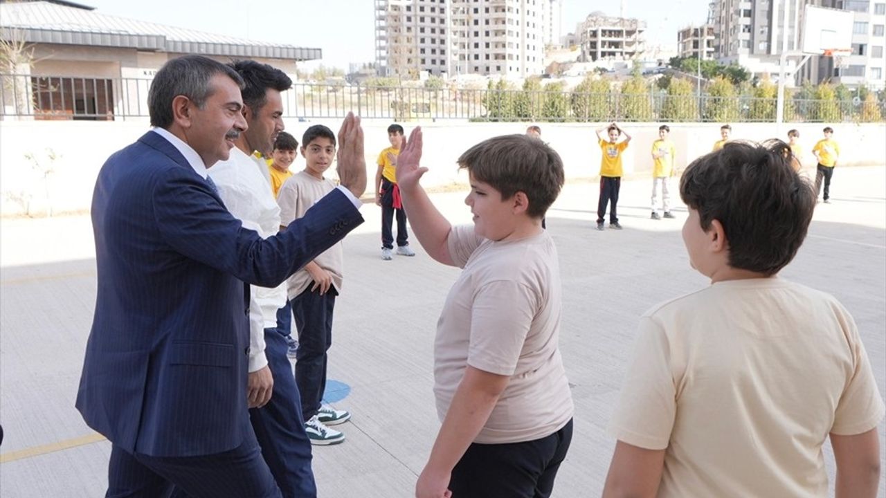 Milli Eğitim Bakanı Yusuf Tekin, Gaziantep'te Emel-Galip Hasırcı Ortaokulu'nu ziyaret etti