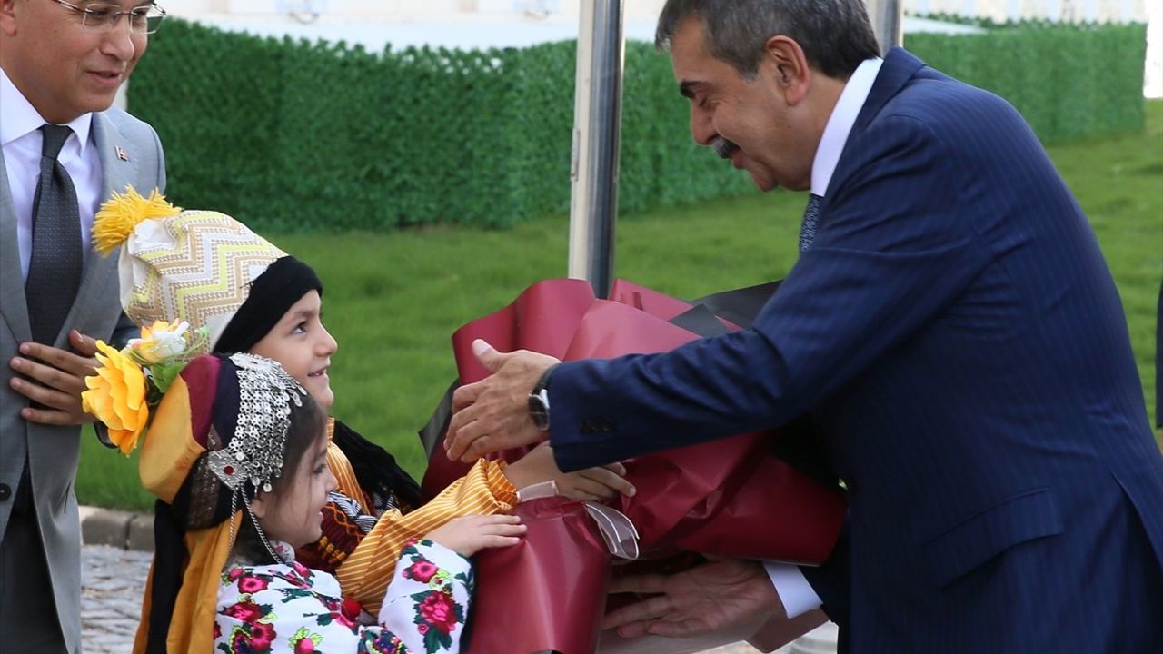 Milli Eğitim Bakanı Yusuf Tekin: Müfredat Türkiye Yüzyılı Maarif Modeli ile hafifletildi, milli-manevi değerler müfredata eklendi