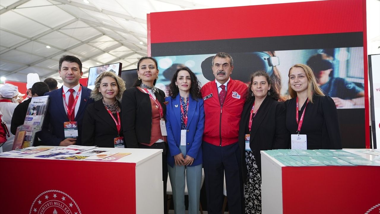Milli Eğitim Bakanı Yusuf Tekin TEKNOFEST'te bakanlık standını ziyaret etti