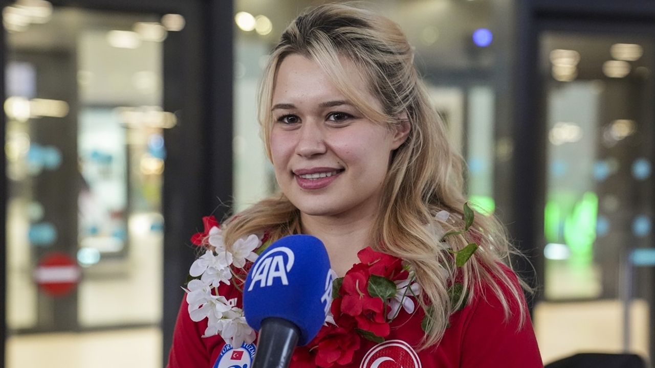 Milli para yüzücüler Türkiye'ye döndü: Singapur'da 5 altın, 1 gümüş, 4 bronz