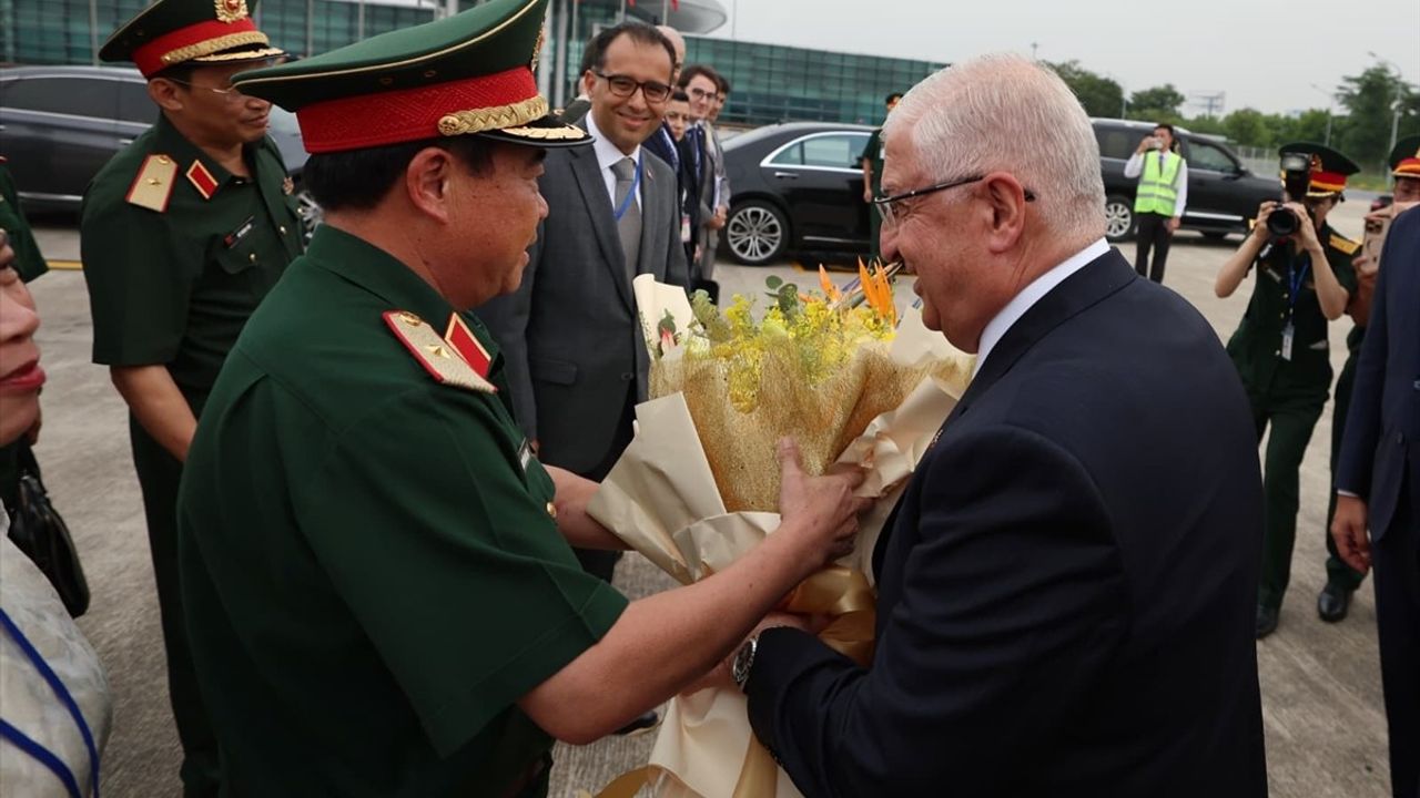 Milli Savunma Bakanı Yaşar Güler, Hanoi'ye resmi ziyarette bulundu
