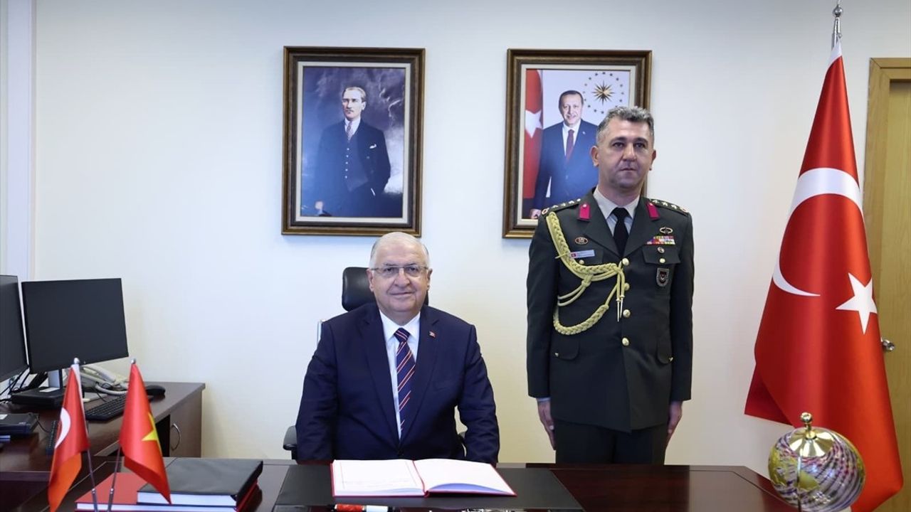 Milli Savunma Bakanı Yaşar Güler'in Vietnam Ziyareti: Hanoi'de Resmi Temaslar