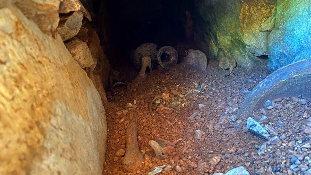 Muğla'da su deposu çalışmasında 6 mezarda çok sayıda kemik ve tarihi eser bulundu