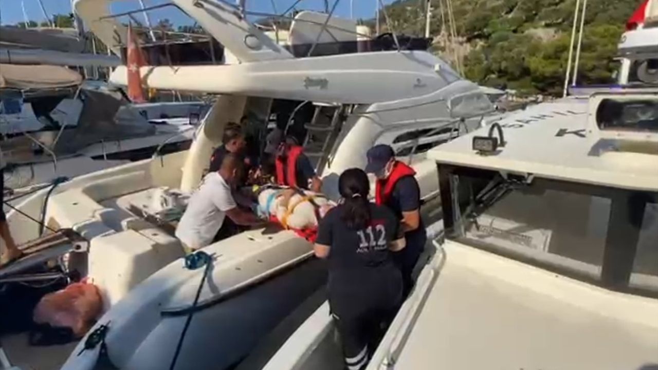 Muğla'nın Dalaman açıklarında motor yatta yaralanan kişi Sahil Güvenlik tarafından tahliye edildi