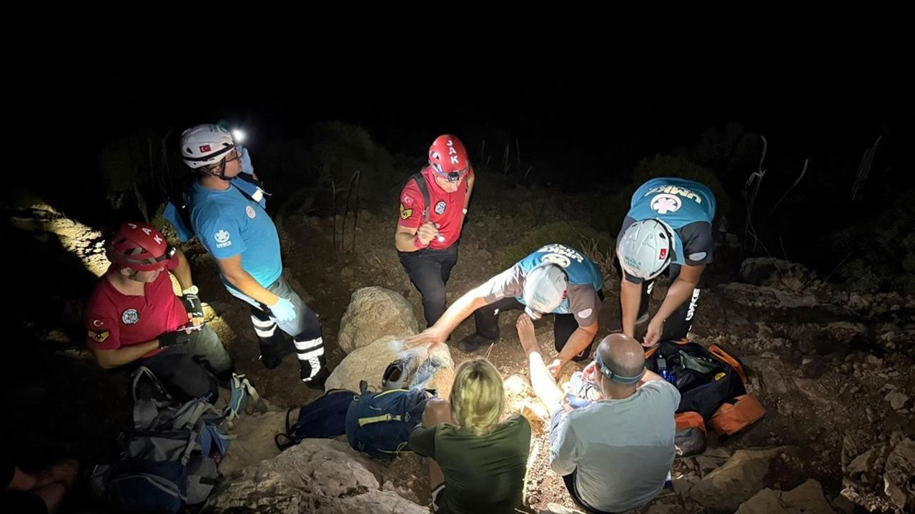 Muğla Seydikemer'de Likya Yolu'nda mahsur kalan 3 kişi JAK ve UMKE ekiplerince kurtarıldı