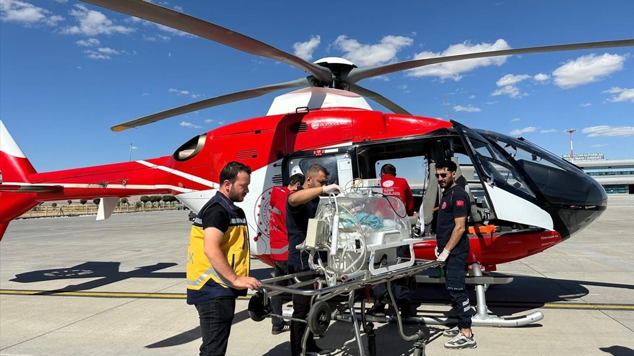 Muş'ta asfiksi tanısı konulan yenidoğan ambulans helikopterle Van'a sevk edildi