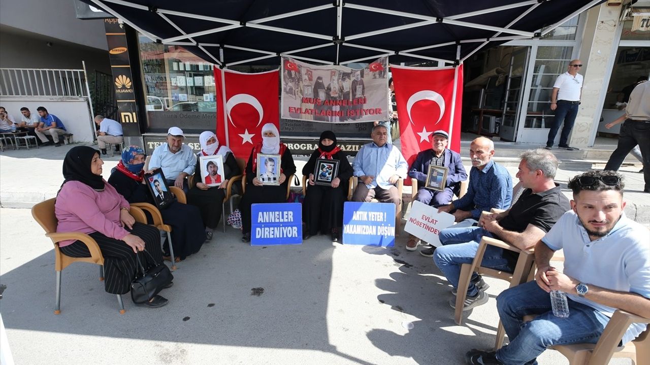 Muş'ta çocukları kaçırılan aileler DEM Parti önündeki eylemlerini sürdürüyor