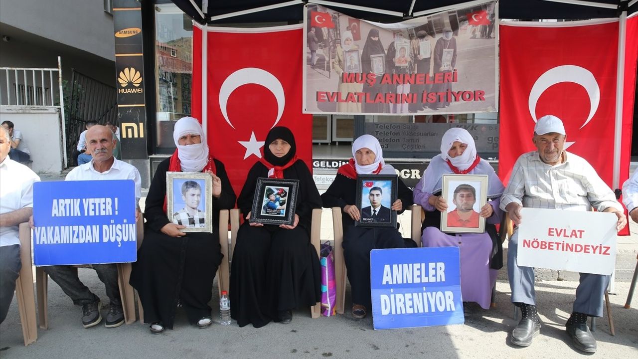 Muş'ta evlat nöbeti: Aileler DEM Parti İl Başkanlığı önündeki eylemlerine devam etti