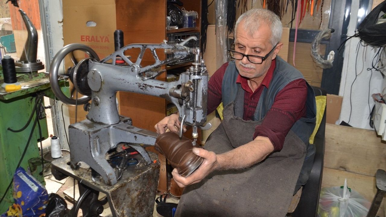 Muş'ta Fikret Usta: 45 Yıldır Süregelen Ayakkabı Tamirciliği