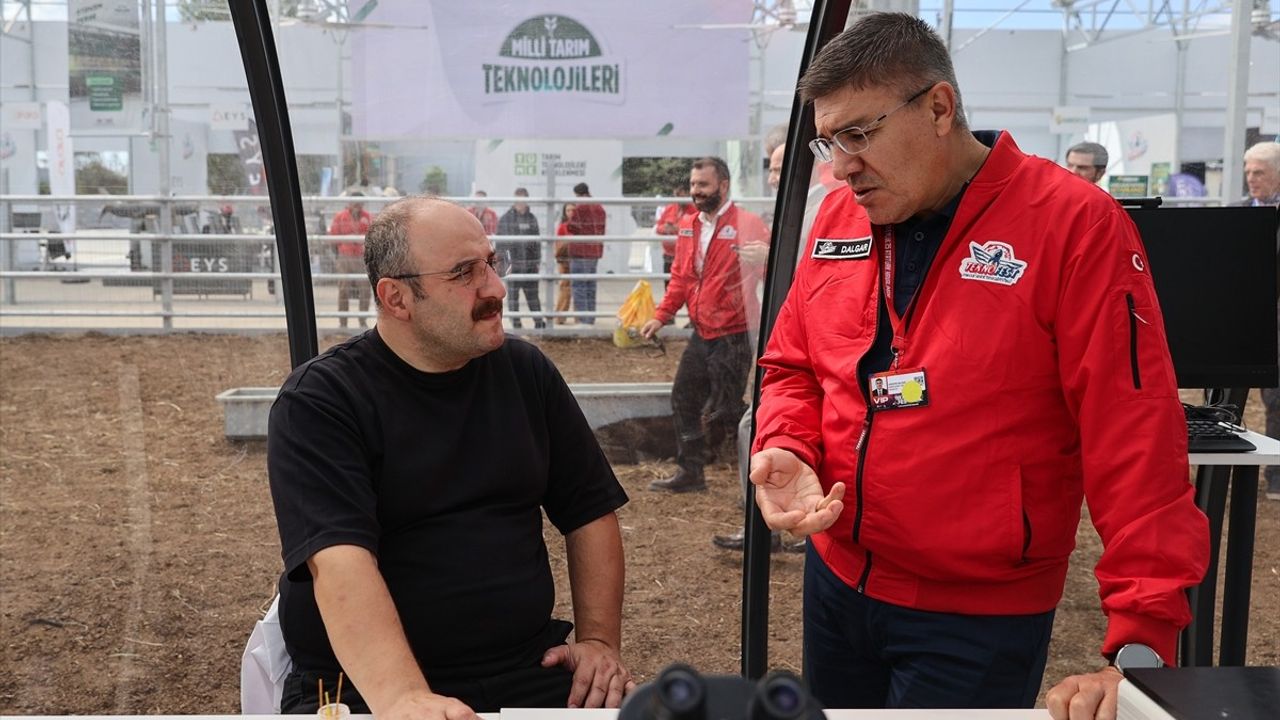 Mustafa Varank TEKNOFEST'te 'akıllı tarım' alanını yerinde inceledi