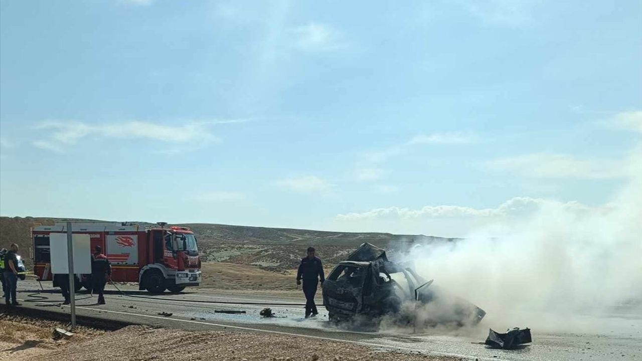 Nallıhan'da tırla çarpışan otomobil alev aldı: sürücü hayatını kaybetti