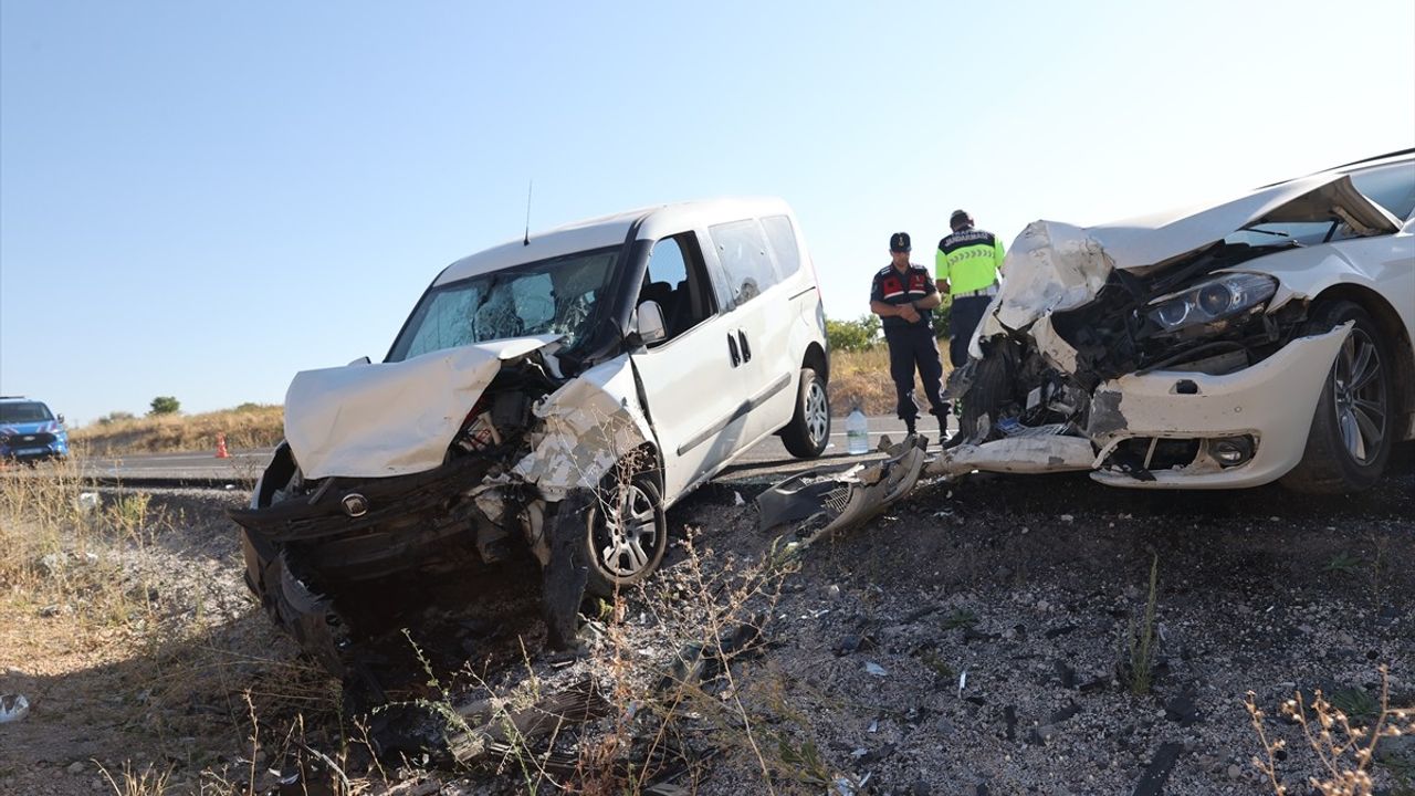 Nevşehir'de otomobil ile hafif ticari aracın çarpışması: 4'ü çocuk 14 yaralı