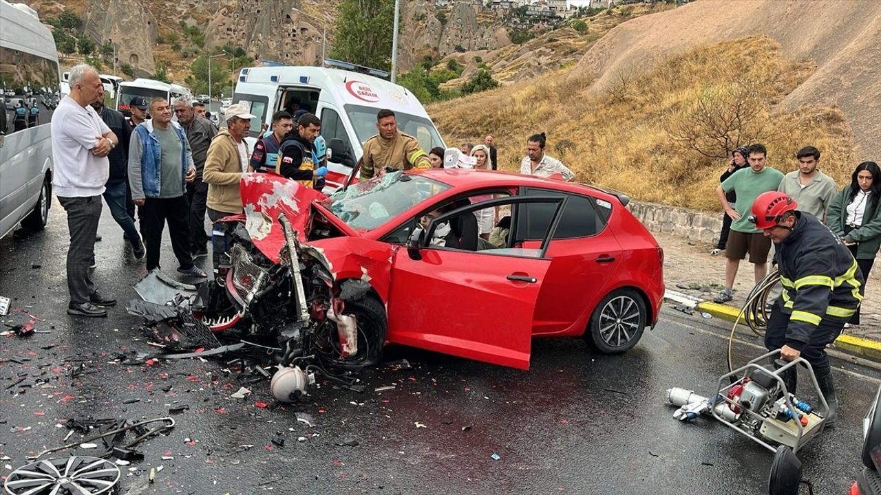 Nevşehir'de tur minibüsü ile otomobil çarpıştı: 6 yaralı