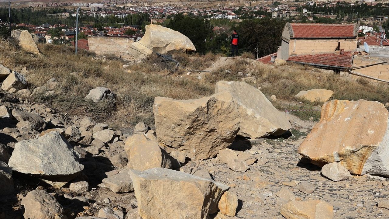 Nevşehir Ürgüp Kadıkalesi'nde kopan kaya blokları için çalışma başlatıldı