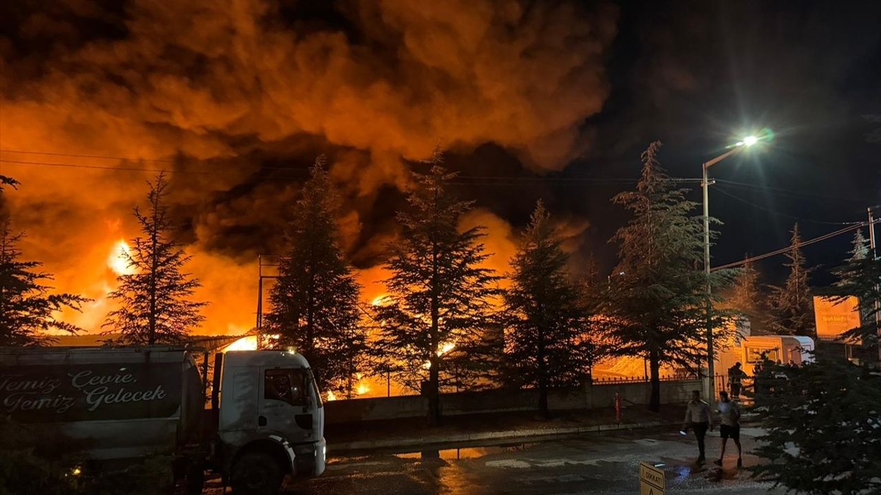 Niğde OSB'de ambalaj fabrikasında yangın; ekiplerin müdahalesi sürüyor