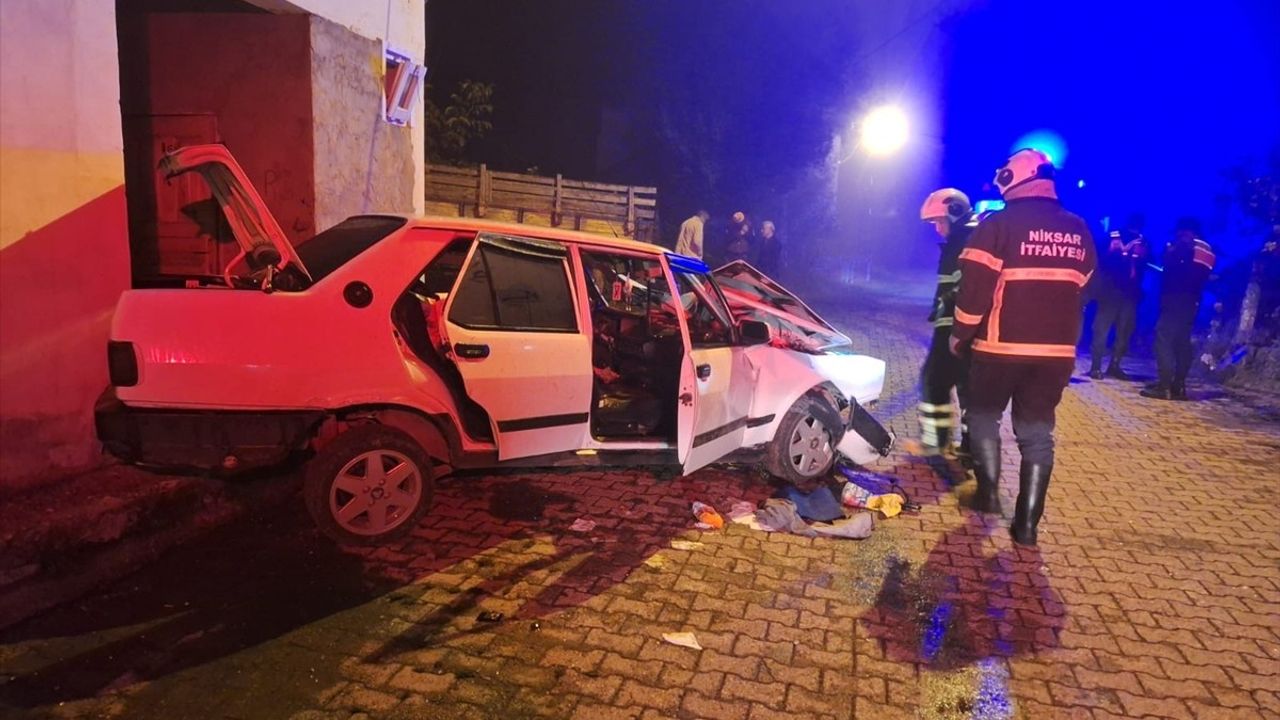 Niksar'da park halindeki römorka çarpan otomobilin sürücüsü hayatını kaybetti