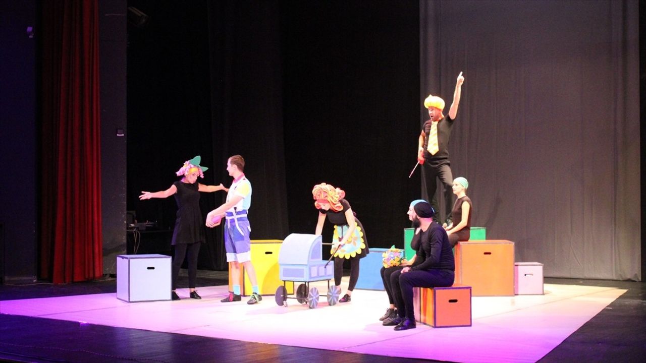 Novi Pazar’da sahnelenen 'Çocuk olmak kolay değil' oyunu gelirlerini Gazze’deki çocukların beslenmesine yönlendirecek