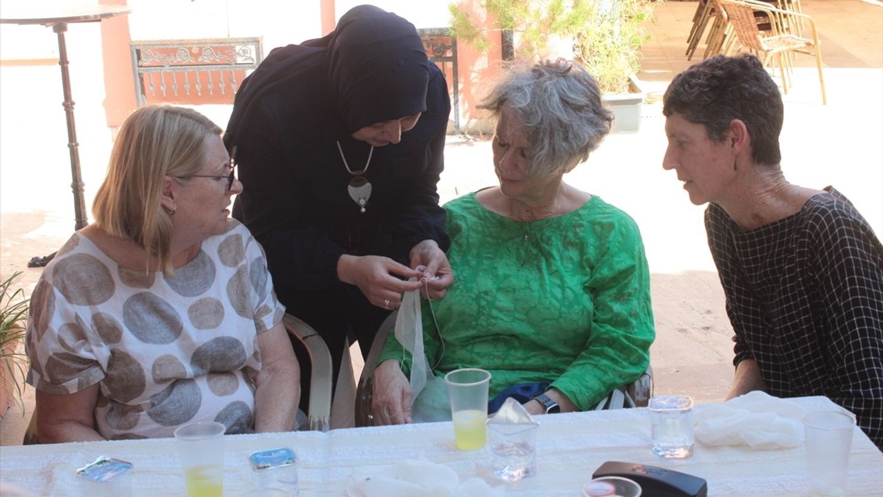 Ödemiş'te iğne oyası atölyesi: 15 yabancı misafire teknik ve kültür tanıtıldı