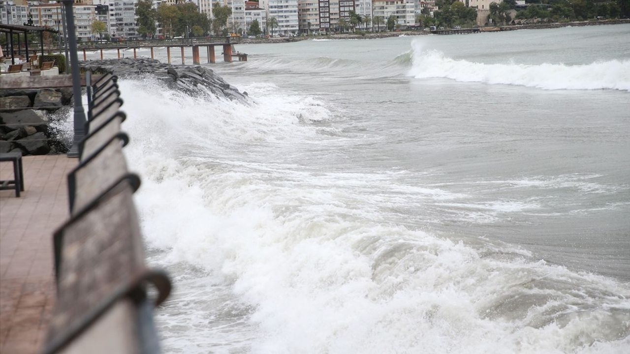 Ordu'da kuvvetli rüzgar Karadeniz'de 4 metreye varan dalgalar oluşturdu