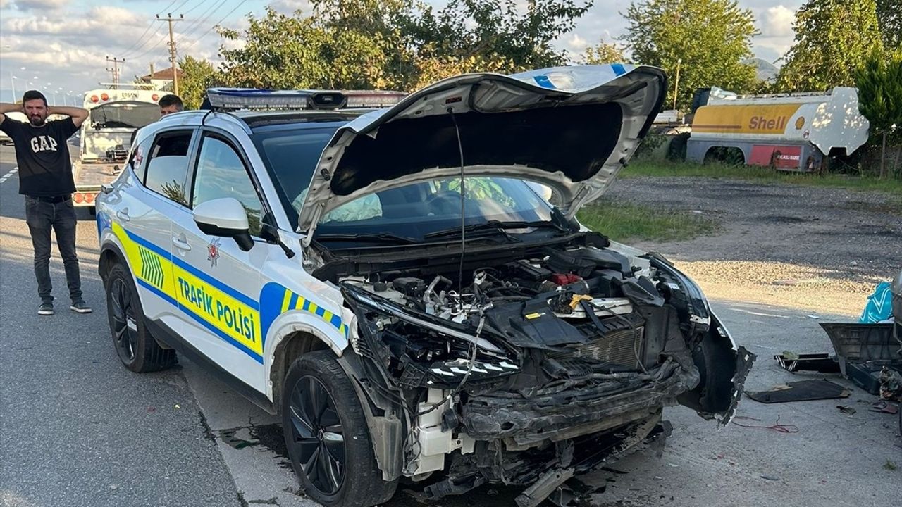 Ordu'da Ünye'de hız denetimi yapan polis aracına otomobil çarptı: 2 yaralı