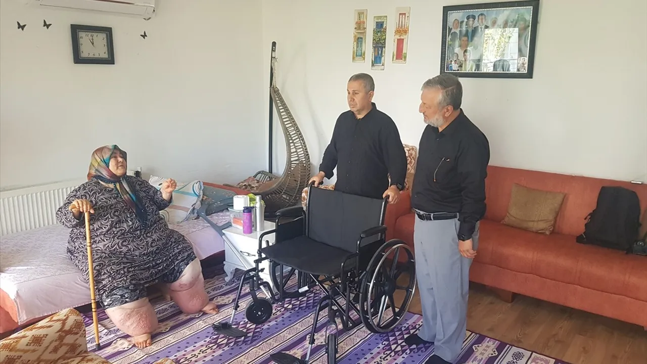 Osmaniye'de lenfödem hastası Emine Güler'e 250 kg kapasiteli tekerlekli sandalye desteği