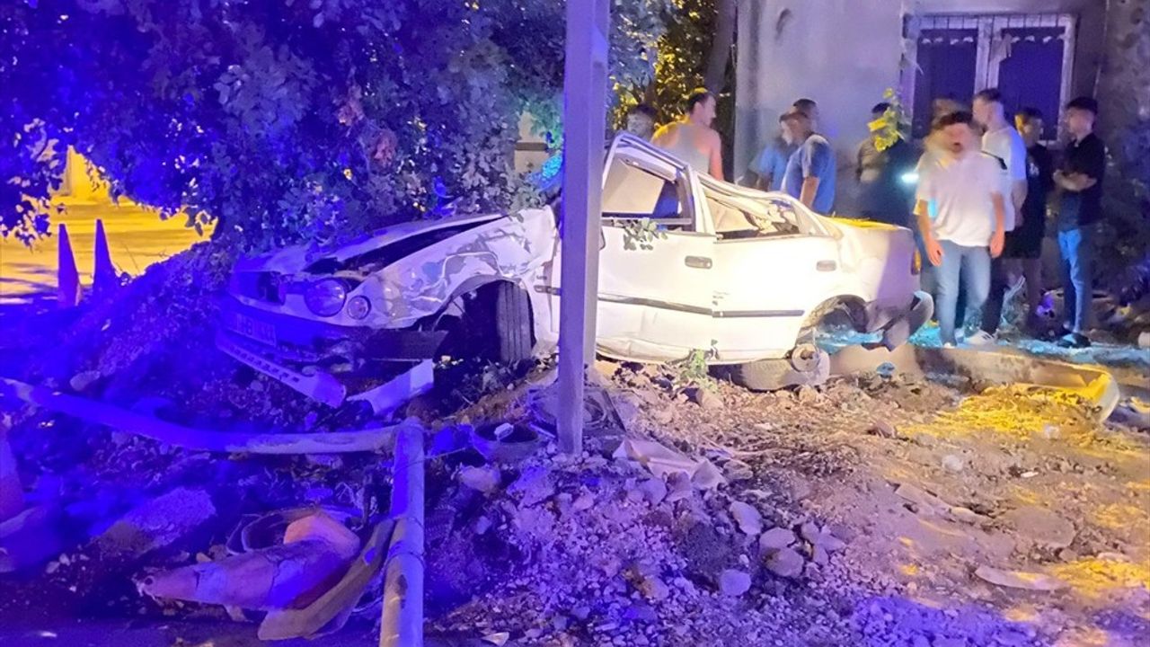 Osmaniye Düziçi'de reklam tabelası direğine çarpan sürücü öldü