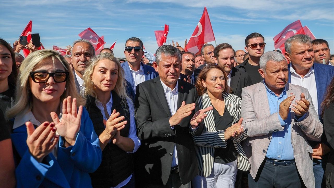 Özgür Özel, Adana'dan Silivri'ye yürüyen CHP Gençliğiyle Marmara Cezaevi'nde buluştu
