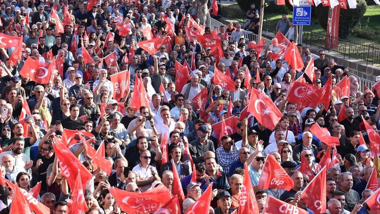 Özgür Özel Afyonkarahisar mitinginde: 'Kimsesizlerin kimsesi olmaya geliyoruz'