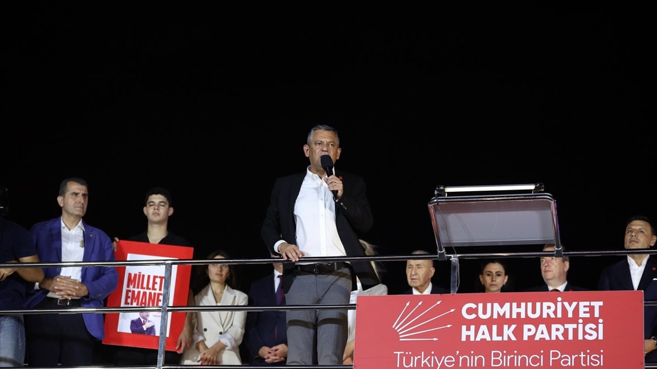 Özgür Özel Bahçelievler Mitinginde: 'Yasaksız Türkiye, Vizesiz Avrupa' Sözü