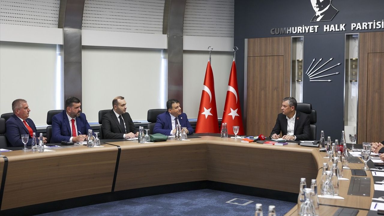 Özgür Özel, Balkan Türkleri Göçmen ve Mülteci Dernekleri Federasyonu Başkanı Abdurrahim Nursoy'u kabul etti