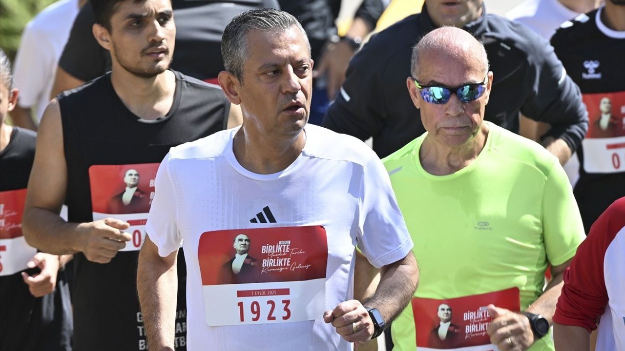 Özgür Özel, 'CHP 102. Yıl Koşusu'na Eymir Gölü'nde Katıldı