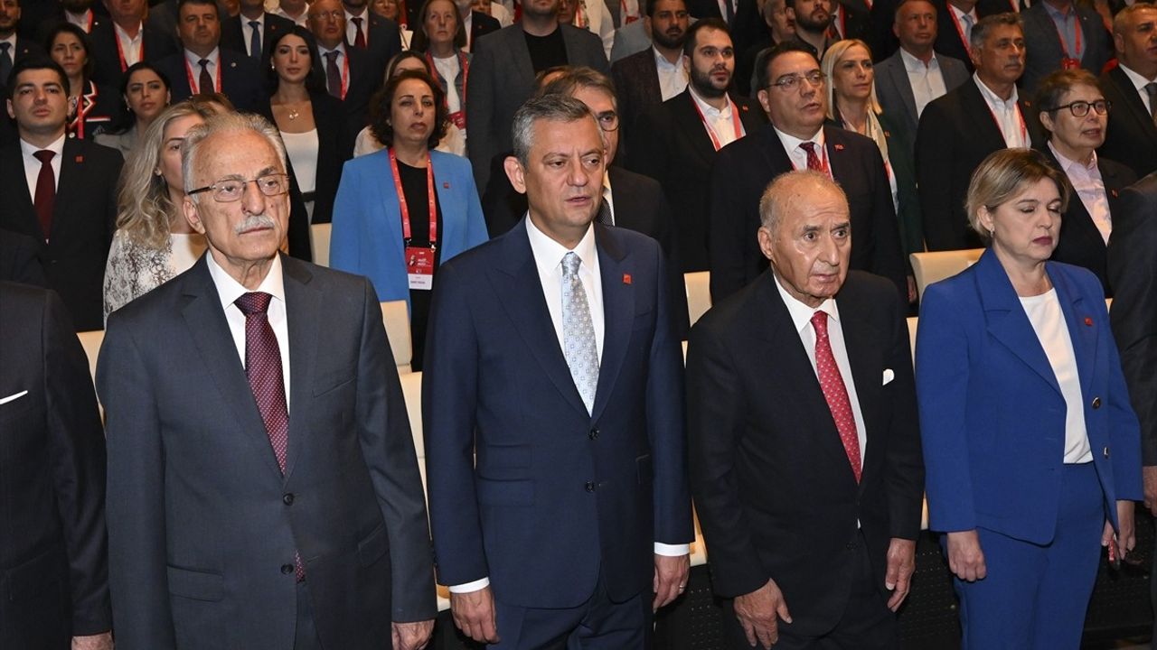 Özgür Özel: İstanbul İl Yönetiminin Görevden Uzaklaştırılmasına Karşı 'Yürekli İnsanlarımızı Korkutamayacaksınız'