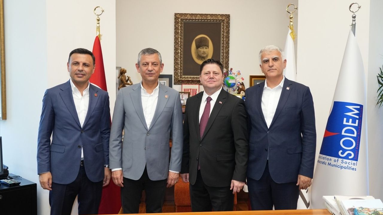 Özgür Özel, Kadıköy Belediyesi'ni ziyaret etti — 'Millet İradesine Sahip Çıkıyor' mitingi öncesi