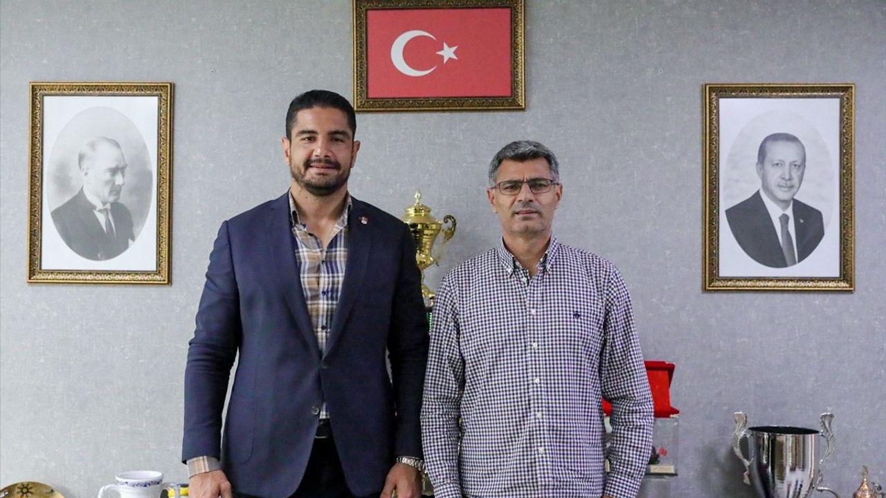 Paris 2024 gümüş madalyalı Yusuf Dikeç, Taha Akgül'ü Türkiye Güreş Federasyonu'nda ziyaret etti