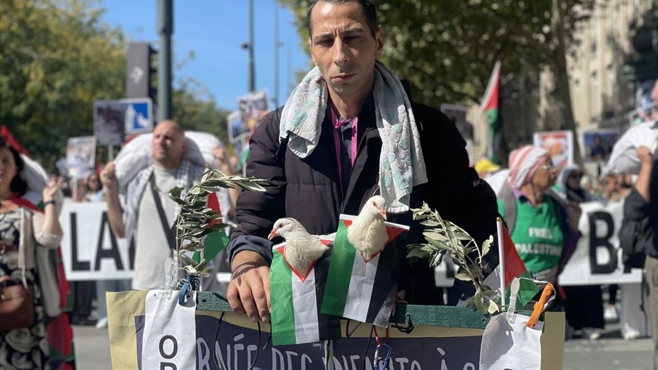 Paris'te binler Cumhuriyet Meydanı'nda toplandı: Gazze'de soykırımın sona ermesi talebi