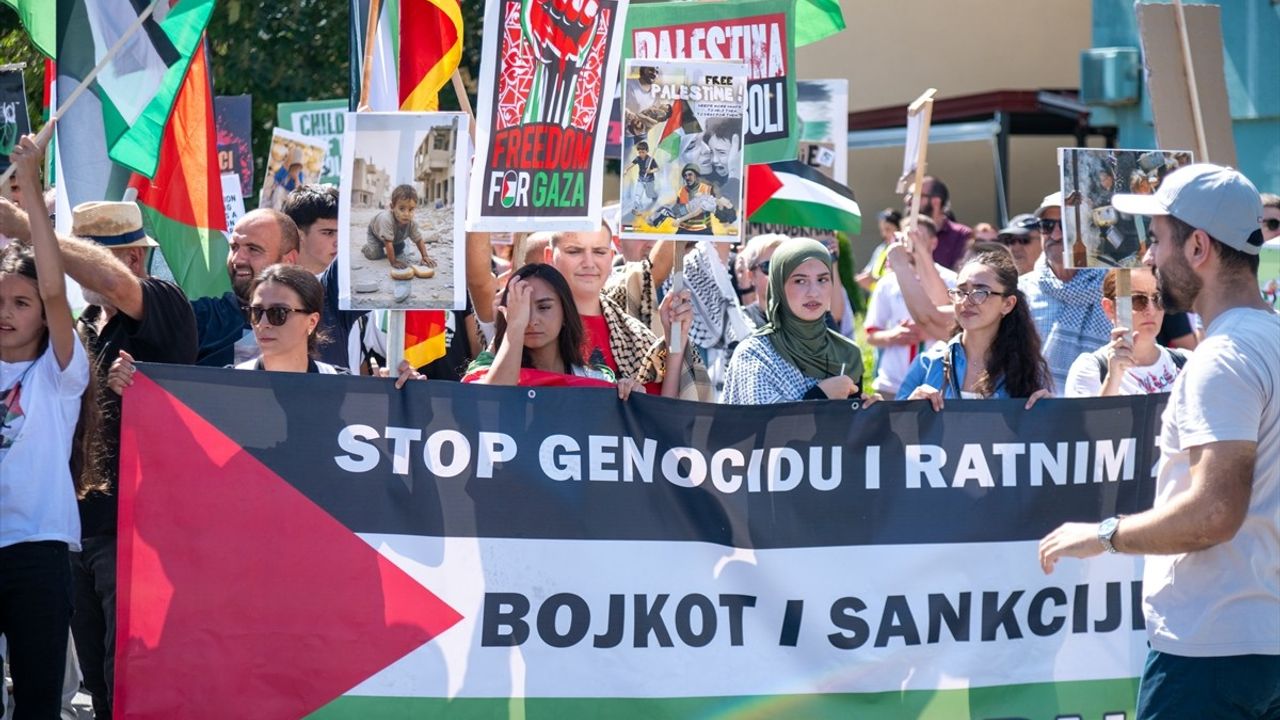 Podgoritsa'da yüzlerce kişi İsrail'in Gazze'deki soykırımı protesto etti