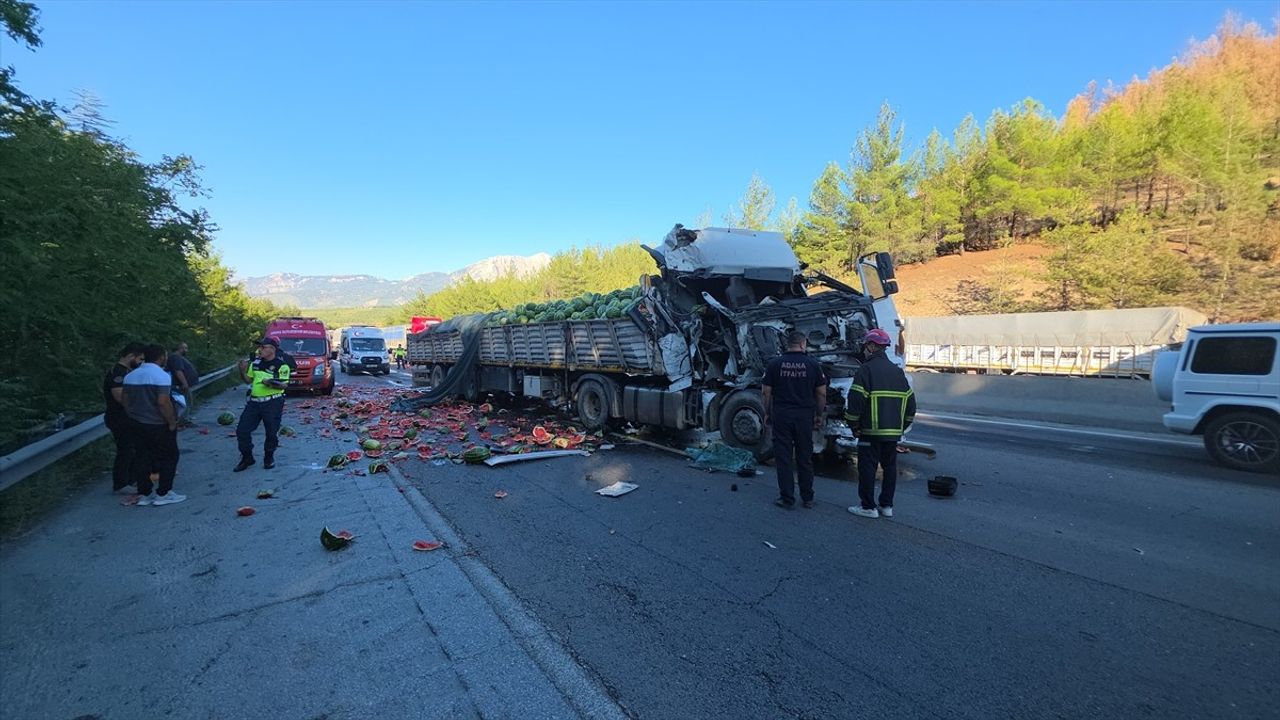 Pozantı Akçatekir'de iki tır çarpıştı: 1 yaralı, karpuzlar yola saçıldı