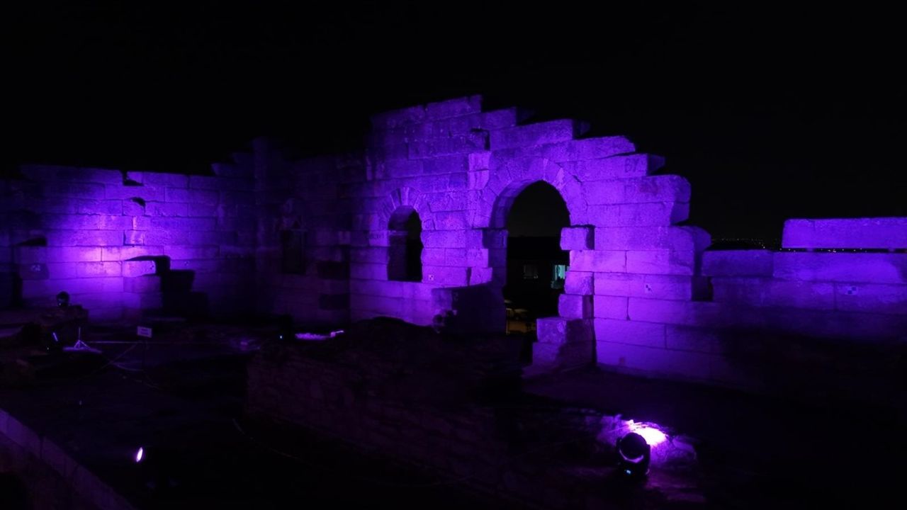 Prusias ad Hypium Antik Kenti, Halk Sağlığı Haftası’nda mor ışıkla aydınlatıldı