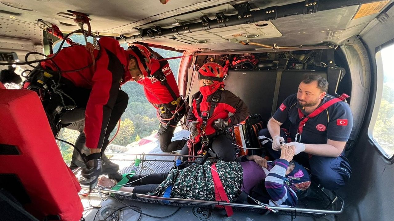 Rize'de 80 yaşındaki Selime Ayçiçek, selde mahsur kaldığı yayladan askeri helikopterle kurtarıldı