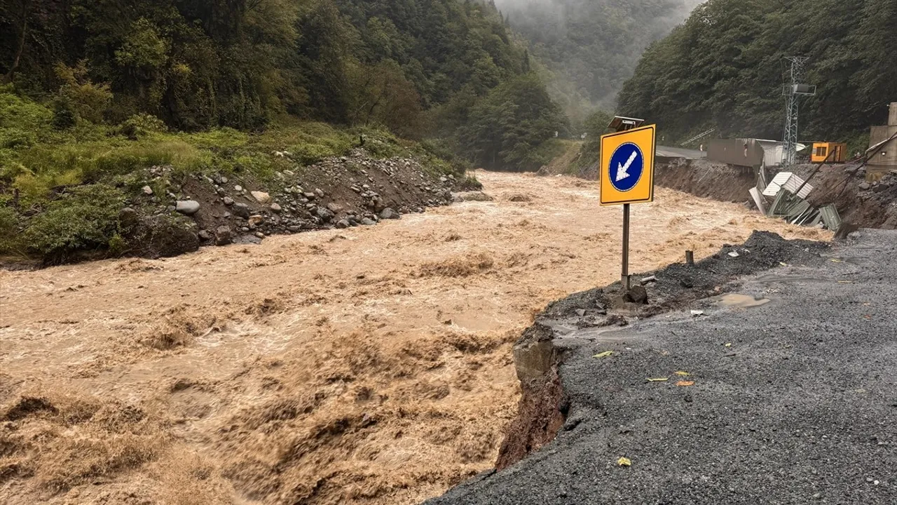Rize'de sağanak: dere taşkınları, heyelanlar ve köprü hasarı
