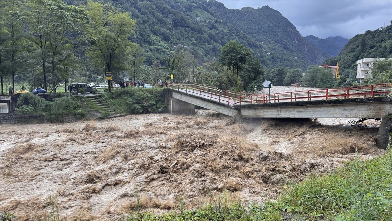 Rize'de sağanak: Dereler taştı, heyelanlar yolları kapattı — Mahsur kalanlar iş makineleriyle kurtarıldı