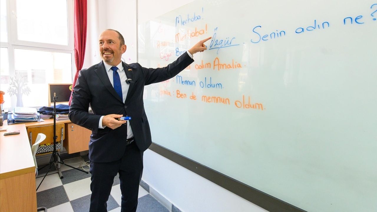 Romanya’da Türkçe seçmeli ders olarak müfredata girdi — Bükreş’te yeni eğitim yılı töreni