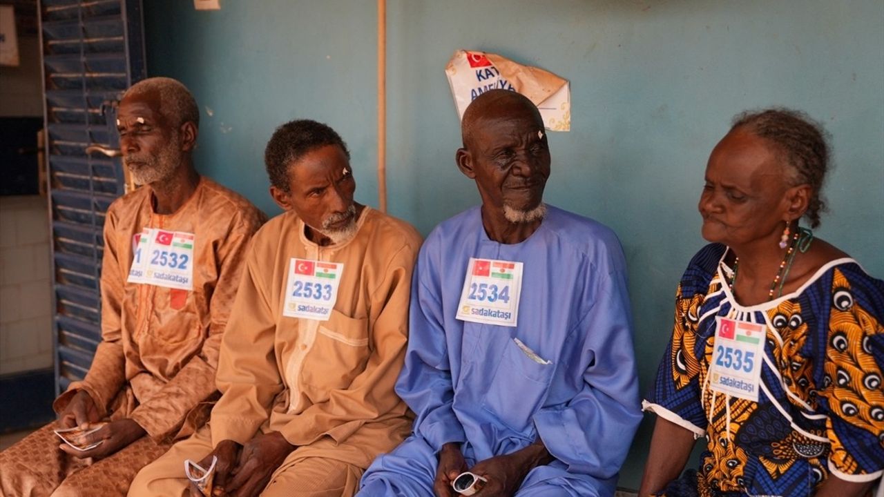 Sadakataşı Derneği Nijer'de 600 Kişinin Katarakt Ameliyatını Koordine Etti