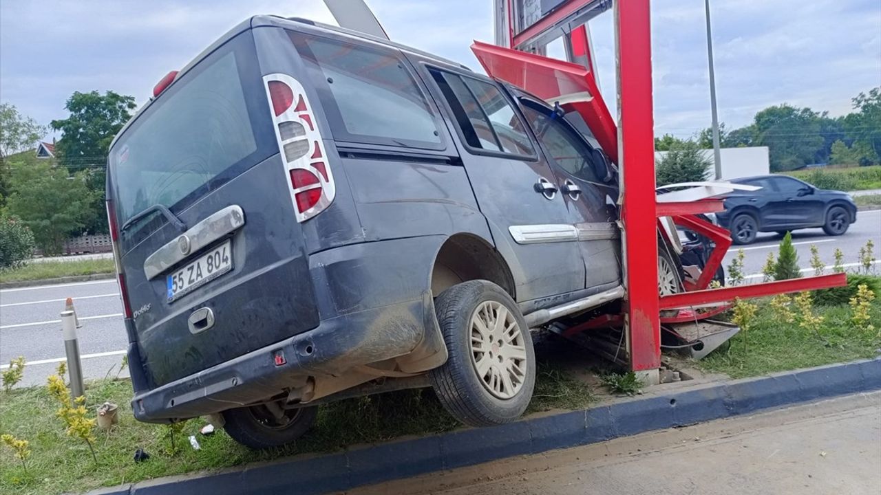 Samsun'da hafif ticari araç akaryakıt istasyonu tabelasına çarptı: 3 yaralı