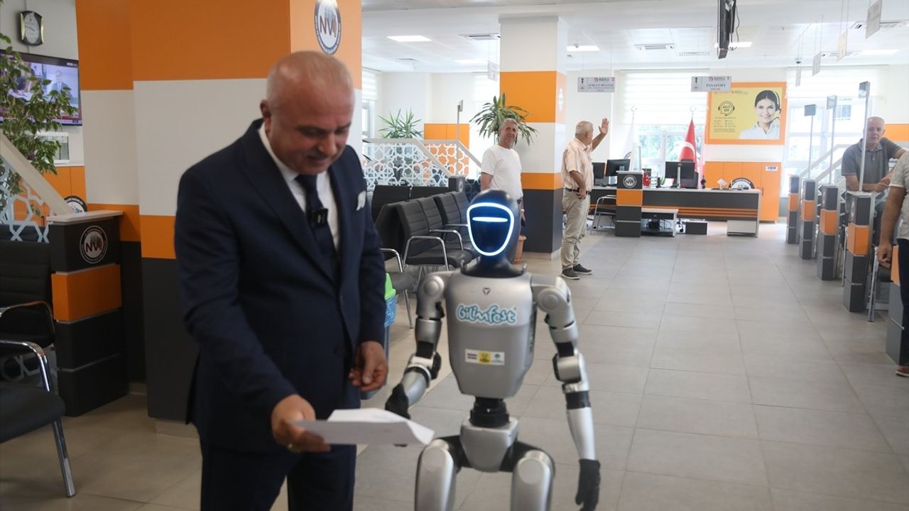 Samsun'da insansı robota Canik'te temsili kimlik: Fastman Canik fahri vatandaş ilan edildi