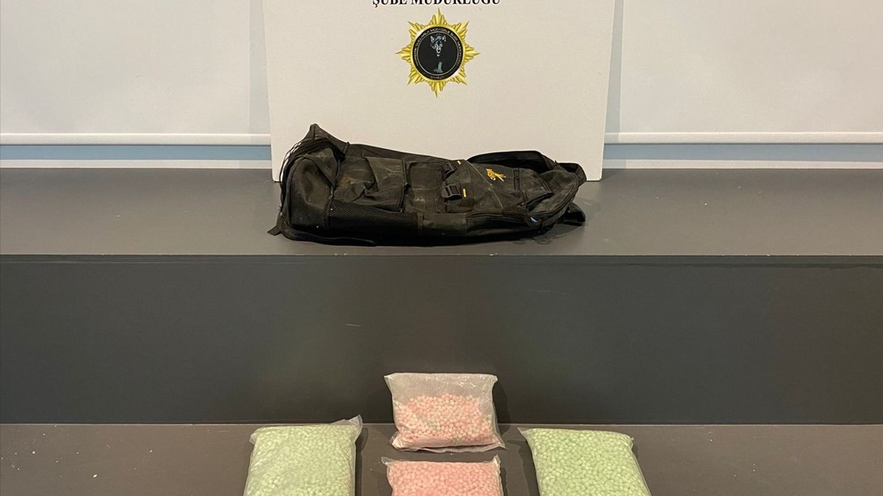 Samsun'da narkotik operasyonu: 3 kişi yakalandı, 15.878 hap ele geçirildi